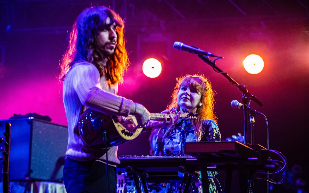 Zangeres Merve Daşdemir en zanger Erdinç Ecevit Yildiz van de Turks-Amsterdamse band Altin Gün. Zangeres Merve Daşdemir en zanger Erdinç Ecevit Yildiz van de Turks-Amsterdamse band Altin Gün.