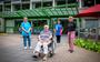 Bewoonster Connie Veenhuizen-Postmus geflankeerd door Monique Boonstra, Paola Cisci en Gelly Atsma.