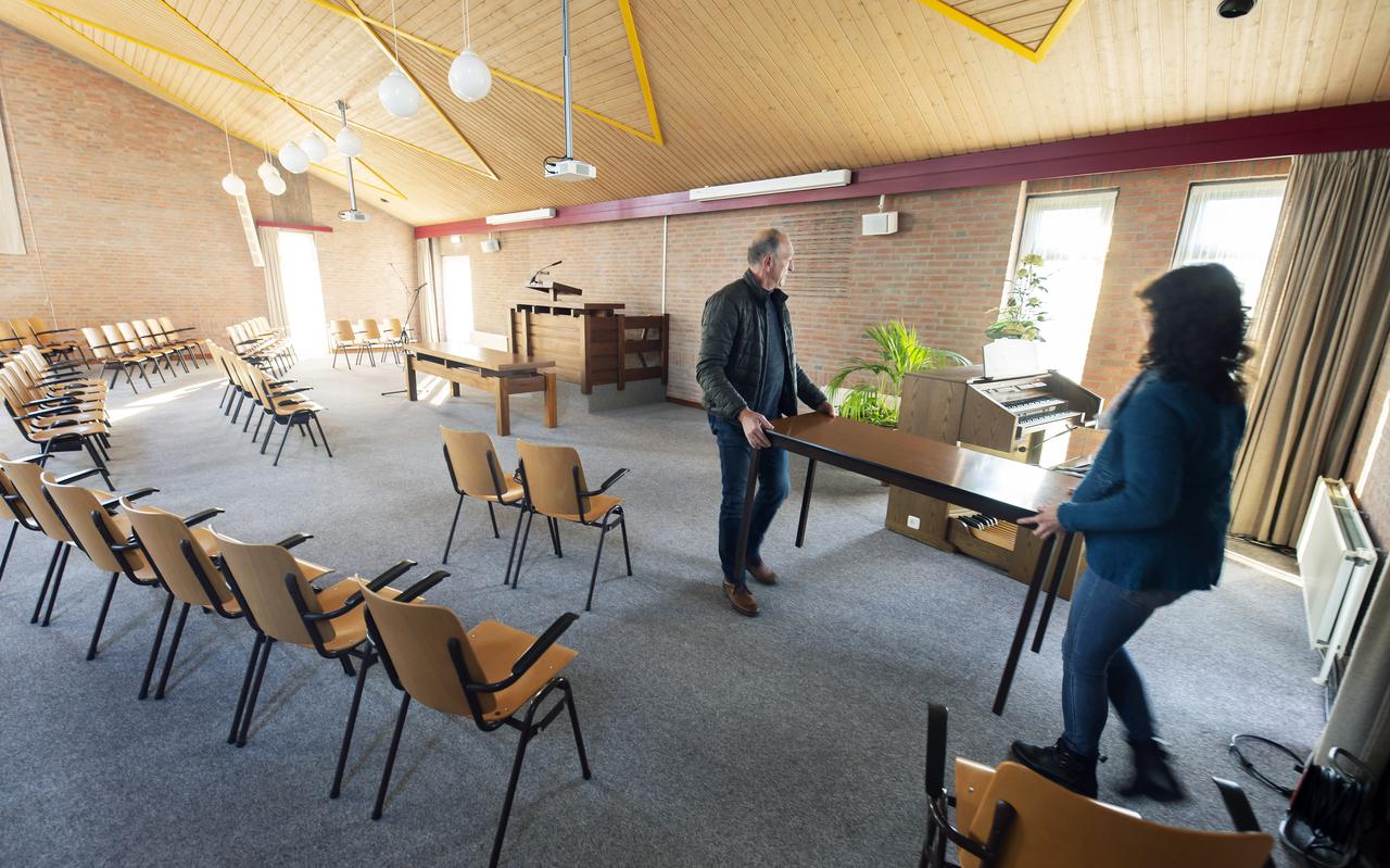 In Twijzel maakten dominee Jan Jongsma en koster Froukje de Haan deze maand de kerkzaal gereed om vluchtelingen op te vangen.