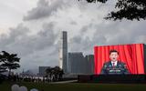 De Chinese president Xi Jingping tijdens een pro-China evenement in Tamar Park in Hong Kong, ter ere van het 100-jarige bestaan van de CCP