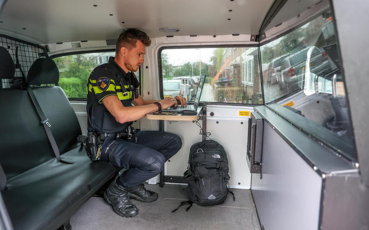 Digitaal wijkagent Reinoud Weiland in Sneek. Digitaal wijkagent Reinoud Weiland in Sneek.