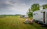 Nel en Gert Vermeiden (uit Oosterhout) staan op SVR Camping De Bosfluiter. 