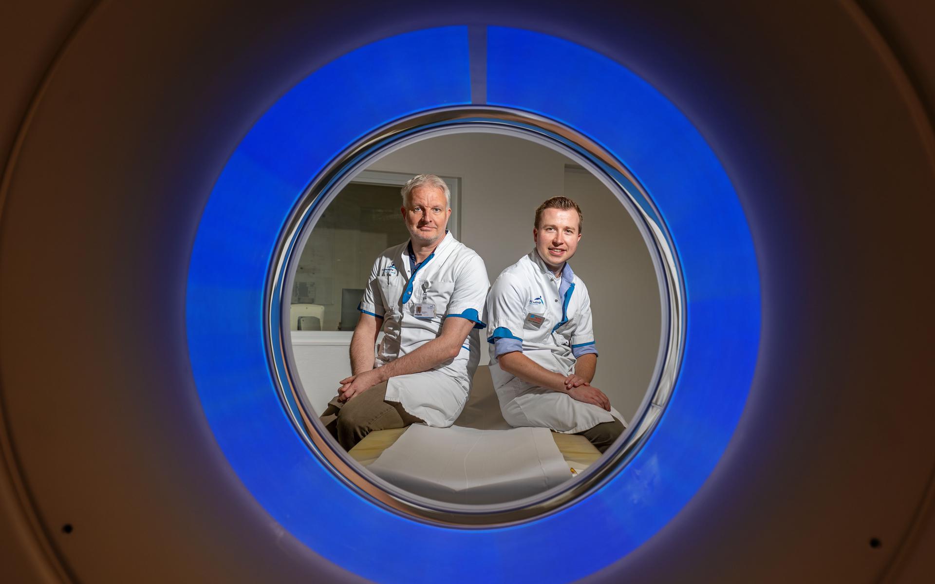 Radioloog Daniël Lubbers (links) en longarts Maarten Smeekens bij de CT-scanner in ziekenhuis Nij Smellinge. 