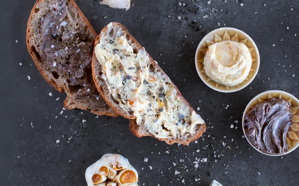 Zelfgemaakte knoflookboter op brood.