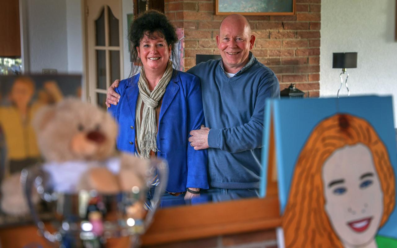 Liesbeth en Dirk in het ouderlijk huis van Antoinette en Michelle de Jong. Liesbeth en Dirk in het ouderlijk huis van Antoinette en Michelle de Jong.