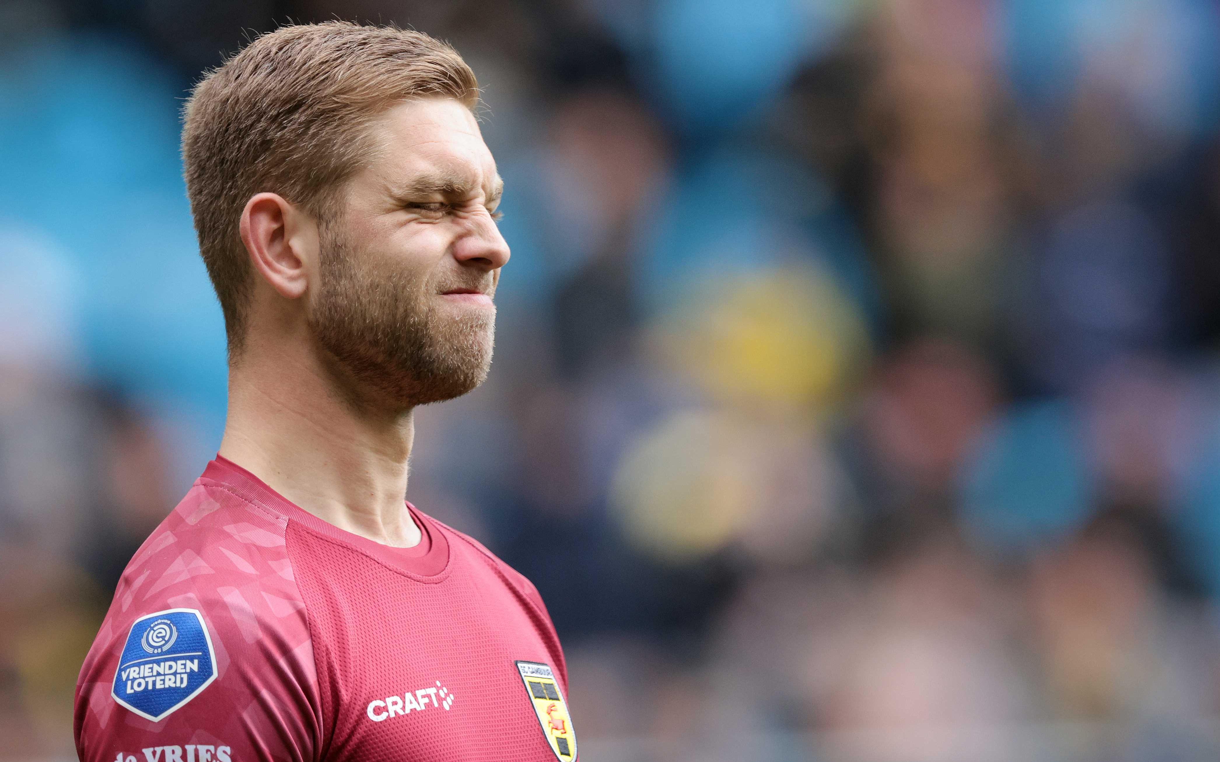 Pieter Bos houdt een door de griep geteisterd SC Cambuur in de wedstrijd op bezoek bij Vitesse, maar