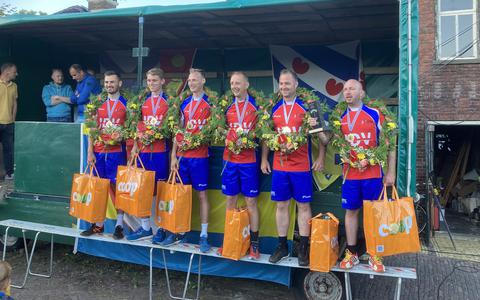 De winnaars van het FK Jeu de Pelote in Easterlittens, OKK Bitgum