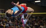 Douwe Amels springt over een hoogte van 2,24 meter en is daarmee zeker van zijn achttiende Nederlandse titel.