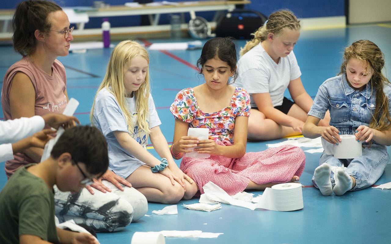 De taalles van juf Willy van Assen wordt op de vakantieschool in Leeuwarden gecombineerd met een dansles. De taalles van juf Willy van Assen wordt op de vakantieschool in Leeuwarden gecombineerd met een dansles.