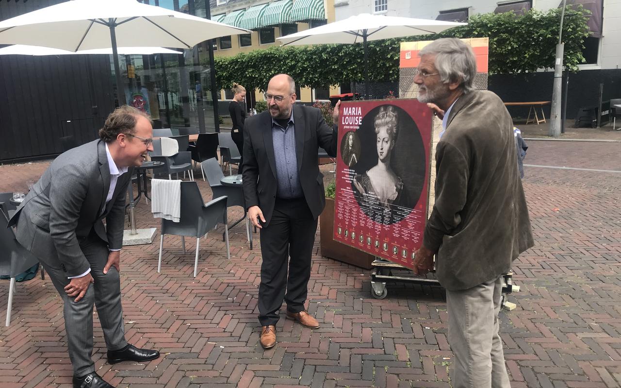 Wethouder Friso Douwstra kijkt met aandacht het ontwerp van het tegeltableau dat Kris Callens (links) en Bearn Bilker vasthouden.
Wethouder Friso Douwstra kijkt met aandacht het ontwerp van het tegeltableau dat Kris Callens (links) en Bearn Bilker vasthouden.