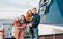 Elja van der Gaag en Erik Boer met hun kinderen Juda en Nora op de Global Mercy.