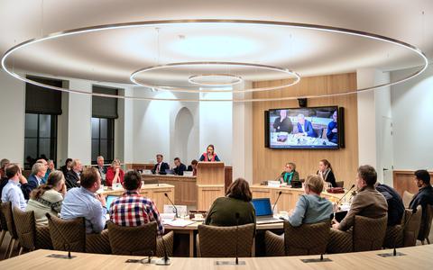 De eerste vergadering in de nieuwe raadszaal van Súdwest-Fryslân drie jaar geleden. In deze gemeente zitten relatief veel vrouwen in de raad (43,2 procent).