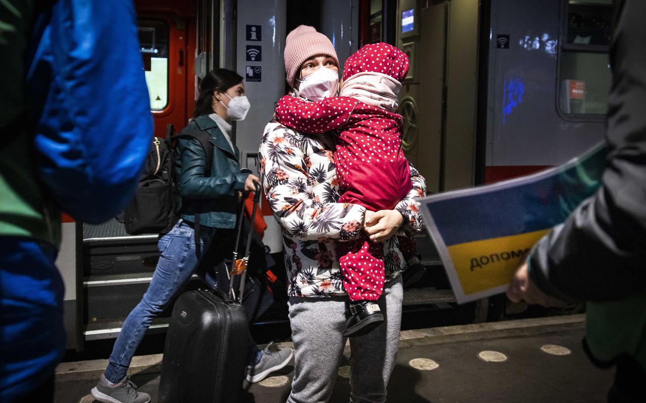 Een Oekraïense vluchteling komt met de trein aan op Amsterdam Centraal waar de eerste opvang en registratie plaatsvindt. Een Oekraïense vluchteling komt met de trein aan op Amsterdam Centraal waar de eerste opvang en registratie plaatsvindt.