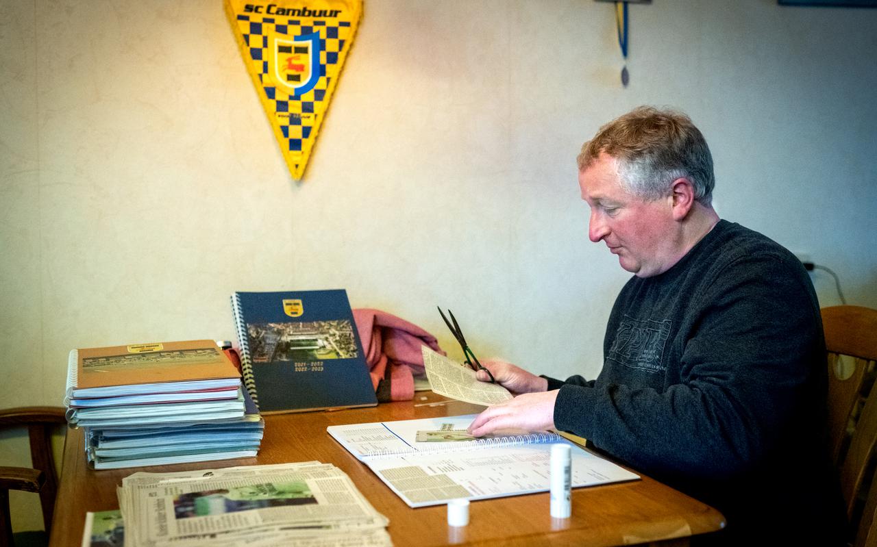 Gerard Sikkema (49) uit Ureterp houdt al bijna twintig jaar plakboeken bij over SC Cambuur.