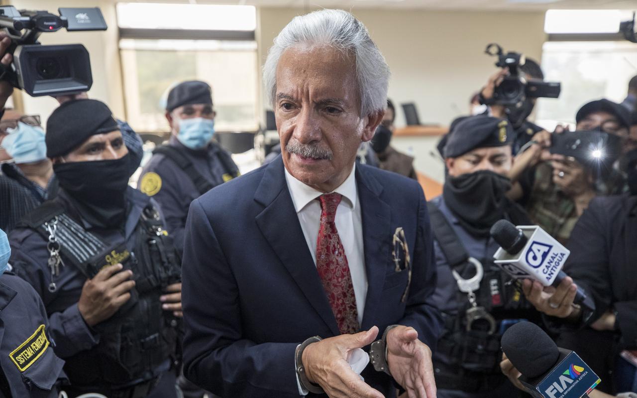 De Guatemalteekse journalist José Rubén Zamora werd gearresteerd omdat zijn krant kritisch was geweest over de regering van Alejandro Giammattei, de rechtse president die aan de macht is sinds januari 2020.