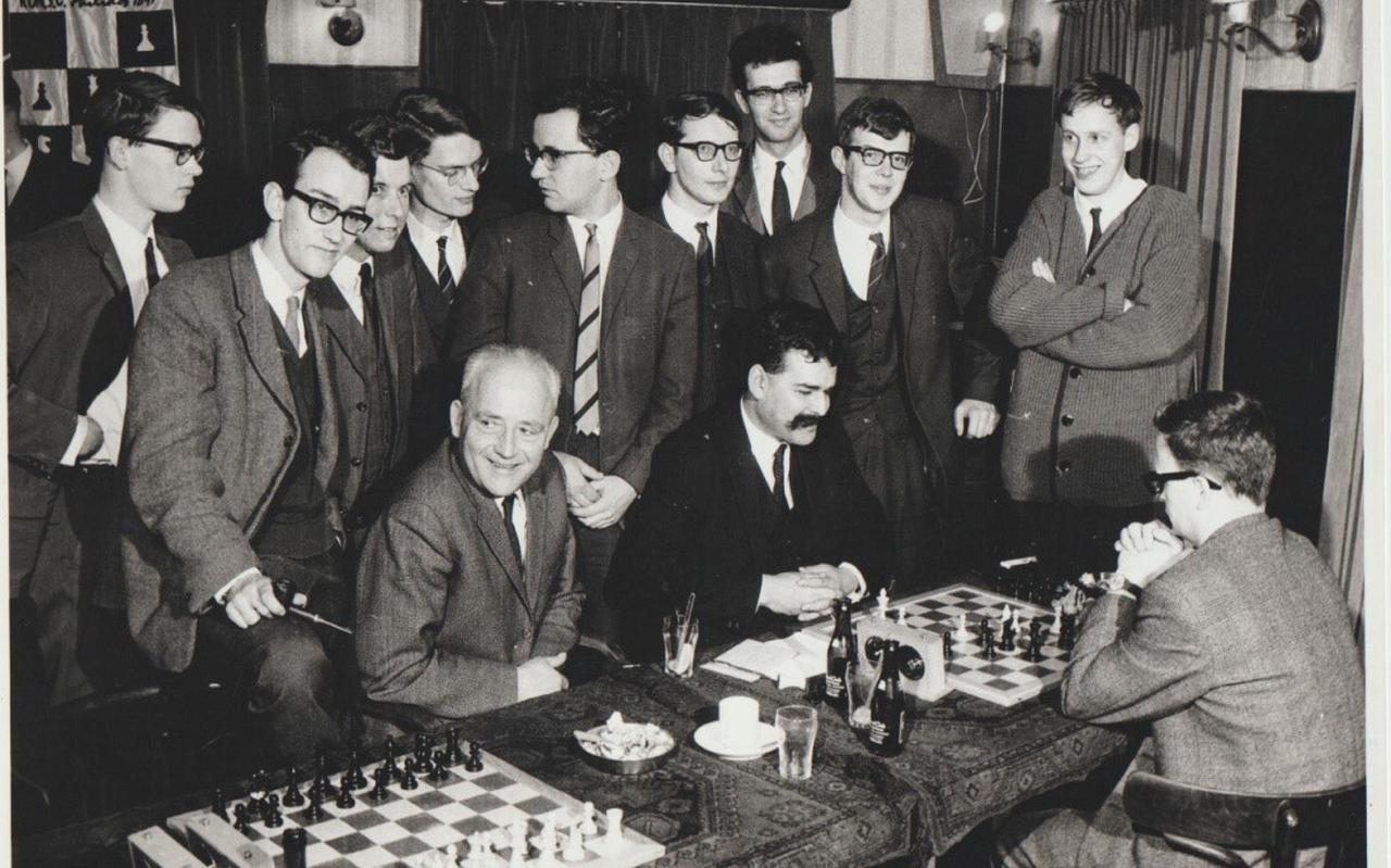 Arjen Tilstra op de rug gezien tijdens de beslissende partij tegen Maarten Etmans (met snor), 8 april 1967. 