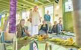 Baukje Scheppink (tweede van rechts) en mede-leden van de Schierstins-textielgroep in hun expositie met insecten van textiel in De Schierstins in Feanwâlden. 