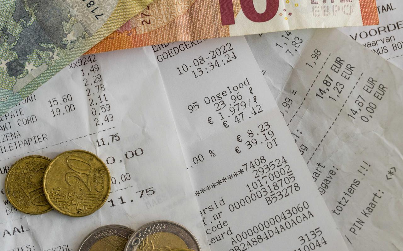 Rekeningen op de keukentafel. Consumenten maken zich grote zorgen over de ontwikkeling van de koopkracht. Rekeningen op de keukentafel. Consumenten maken zich grote zorgen over de ontwikkeling van de koopkracht.