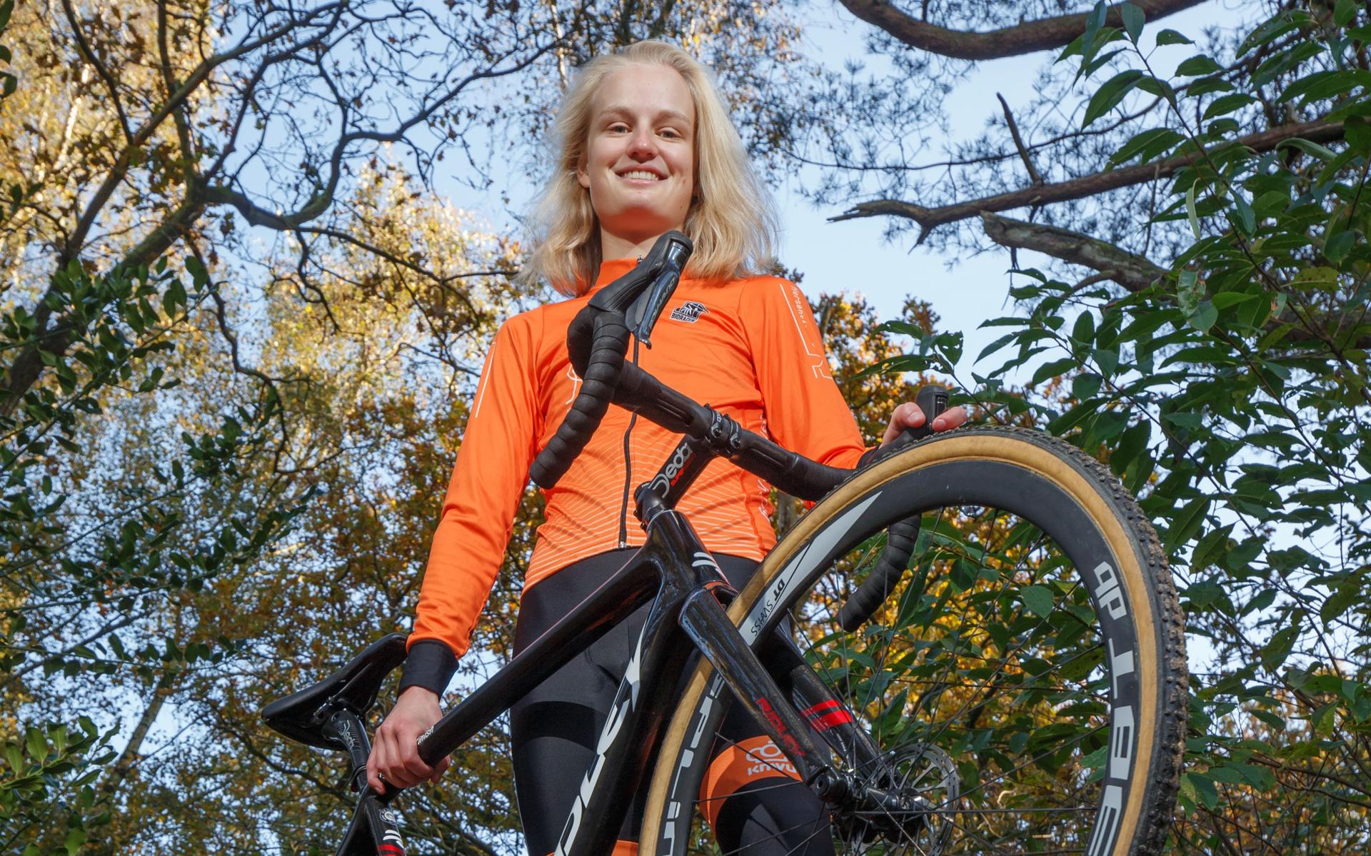 Leonie Bentveld wil niets aan toeval overlaten en gaat op EK veldrijden op VAM-berg voor goud