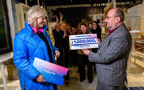 Irene Moors overhandigt een cheque van een miljoen aan museumdirecteur Kris Callens.
