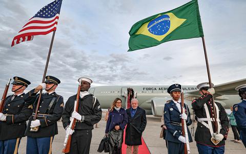 President Luiz Inacio Lula da Silva en zijn echtgenote kwamen donderdag 9 februari aan op het vliegveld van Washington voor een officieel bezoek aan de Amerikaanse president Joe Biden.