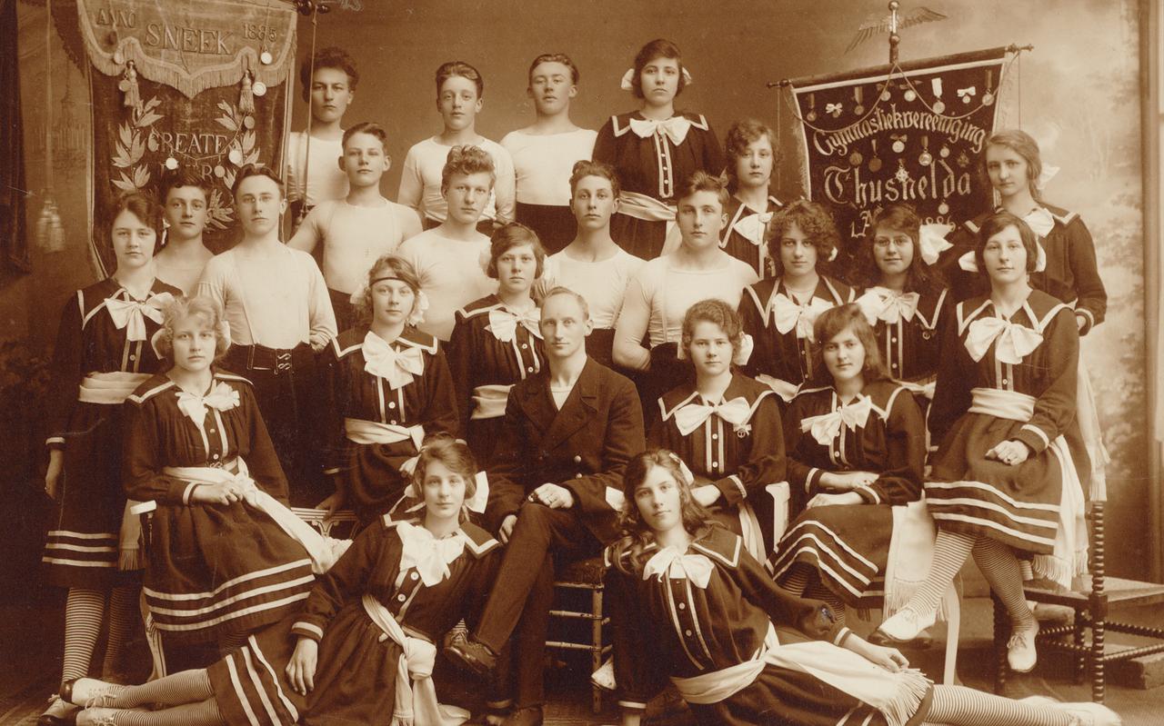 Foto met dames in jurk Thusnelda, 1924.