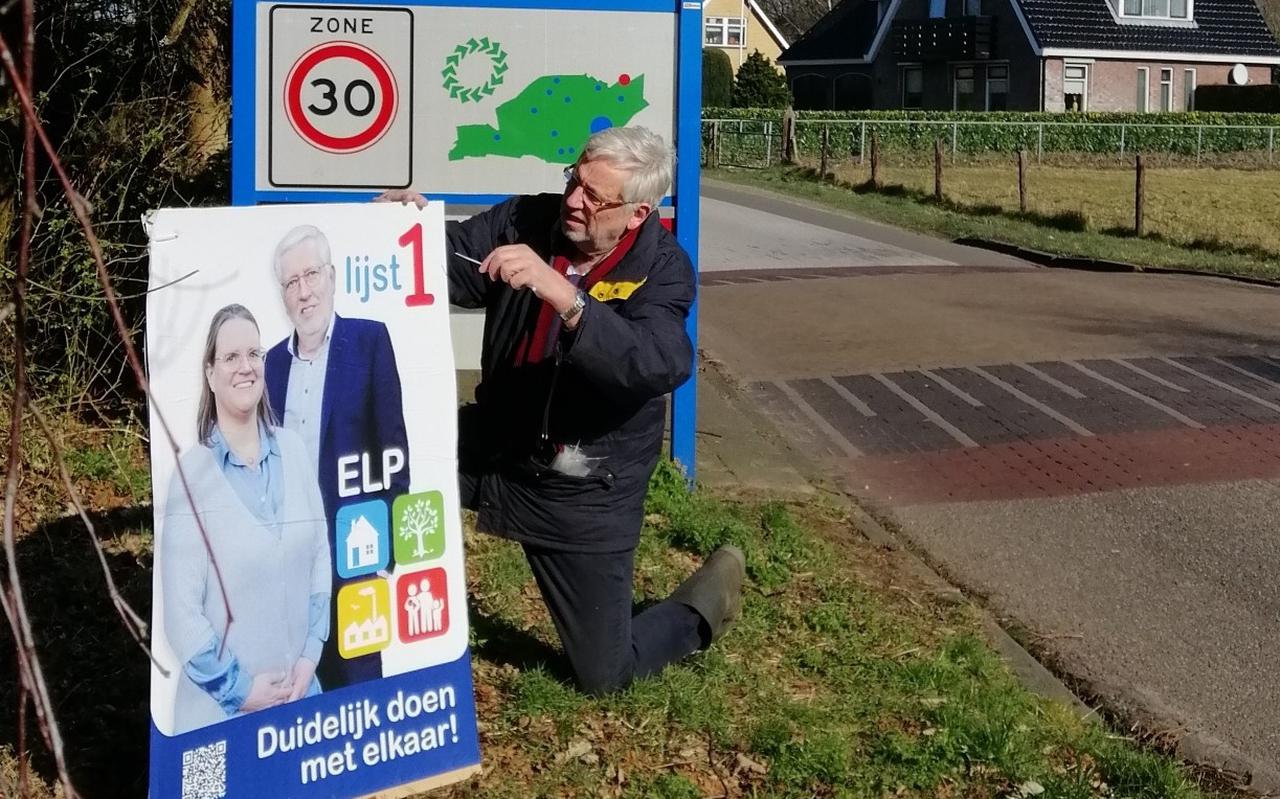 Yntze de Vries, lijsttrekker van de Eerste Lokale Partij Smallingerland, bevestigt een verkiezingsbord. De campagnes voor de gemeenteraadsverkiezingen gaan door, maar wel versoberd. 