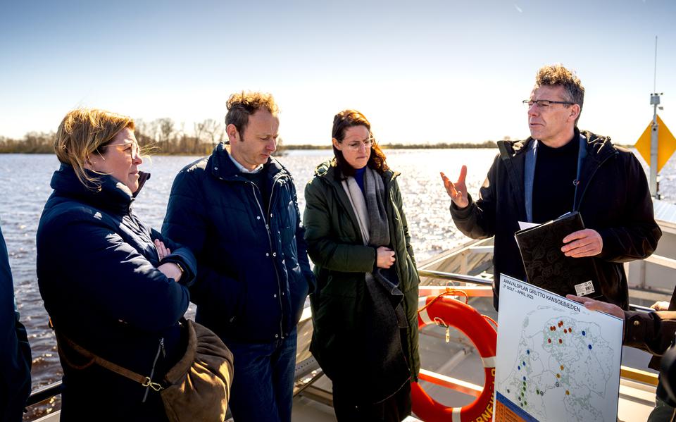 Minister Van der Wal tijdens een werkbezoek aan de Alde Feanen, waar ze op uitnodiging van de Friese Milieufederatie kwam kijken naar de vorderingen van het Aanvalsplan Grutto. 