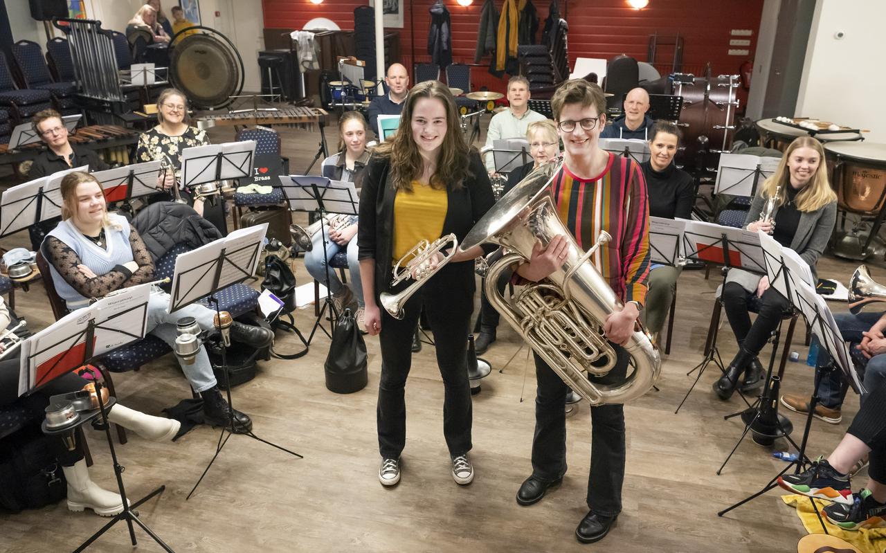 Esther de Vries en haar moeder Sybina de Vries-Kamminga spelen samen in brassband Gloria Deï in Gerkesklooster, evenals nog zes familieleden.
