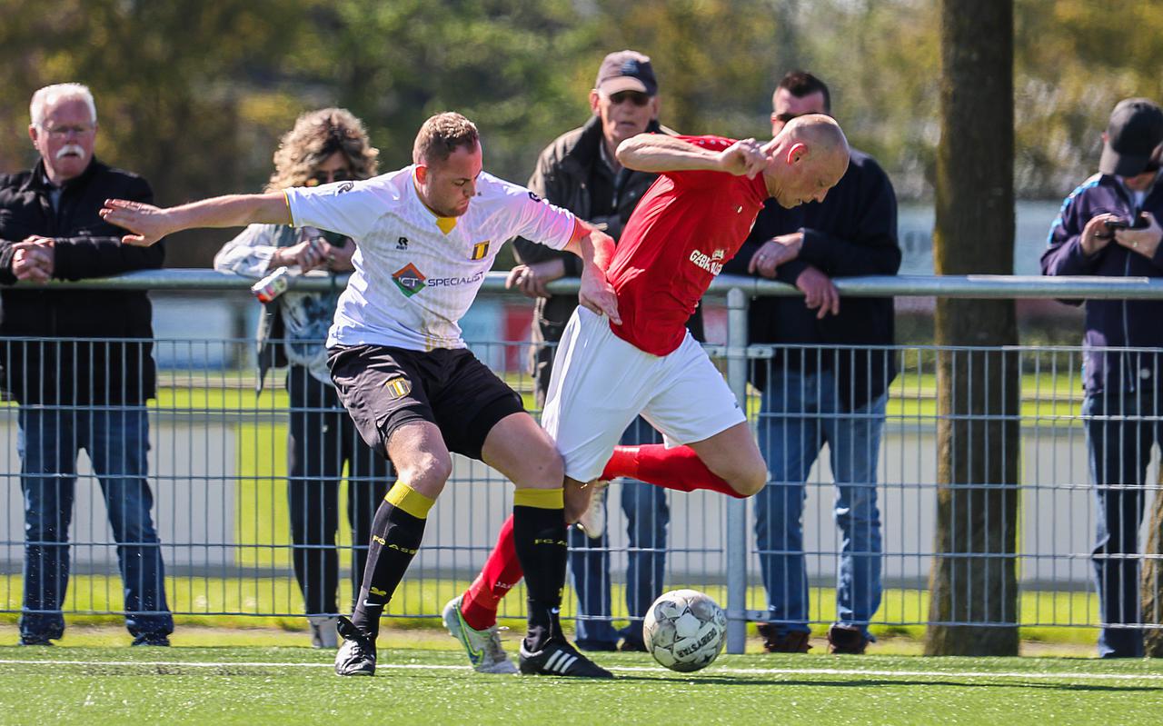 Jacob Veenema (r) duelleert met Jandre Sluiter van FC Assen.