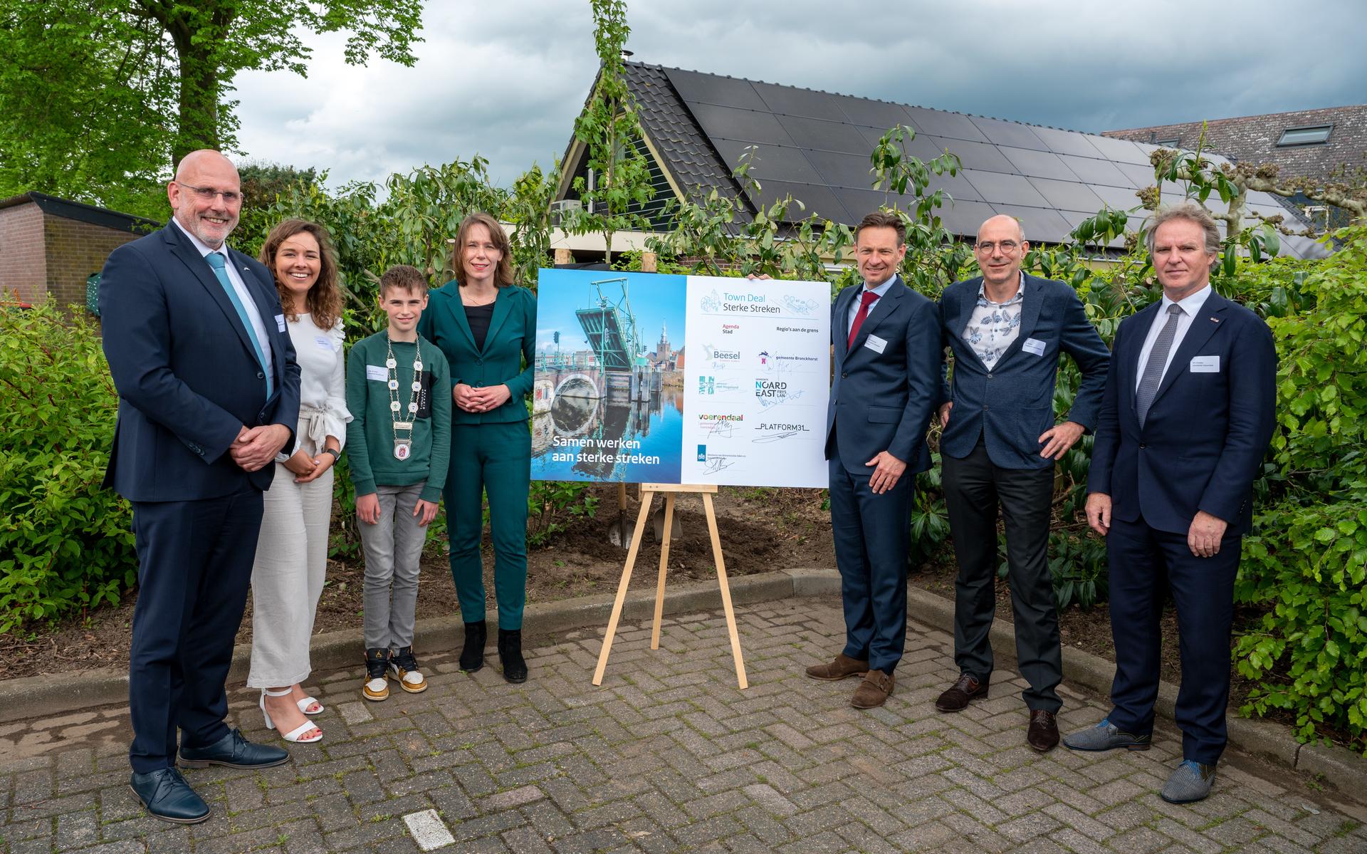 De ondertekening van de Town Deal met links naast het bord minister Hanke Bruins Slot van Binnenlandse Zaken en wethouder Bert Koonstra van Noardeast-Fryslân.