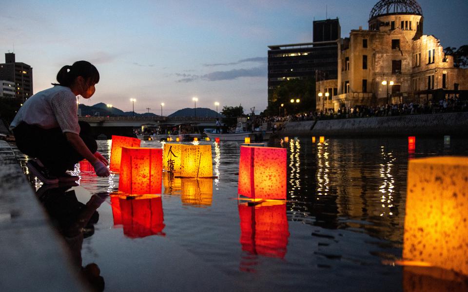 Bij de herdenking van de atoombomaanval op Hiroshima drijven papieren lampionnen op de Motoyasurivier. 