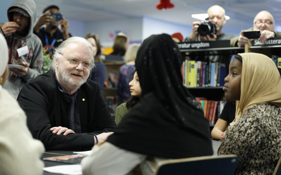 Nobelprijswinnaar Jon Fosse ontmoet scholieren in de Rinkeby bibliotheek vlak bij Stockholm in Zweden, december 2023.