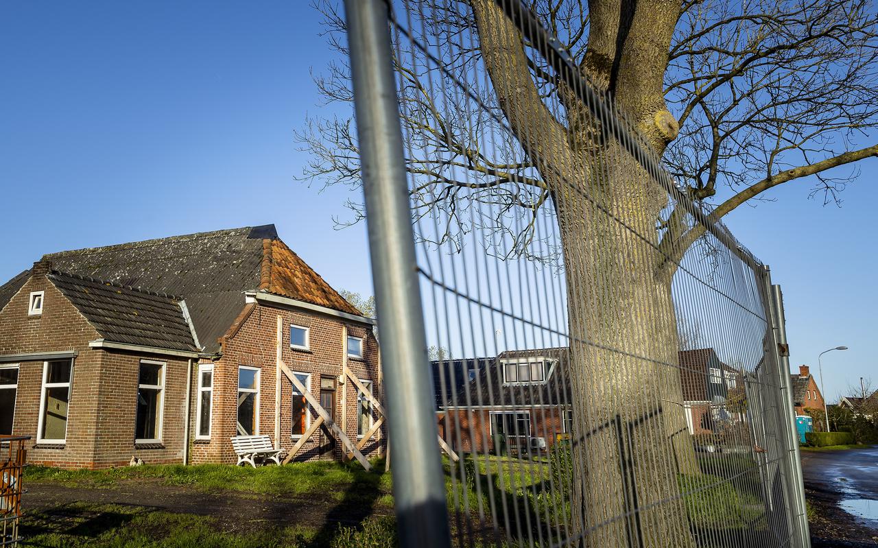 Een boerderij in Wirdum (Gr) is gestut als gevolg van schade die is ontstaan door de gaswinning in Groningen. Het is een van de vier dorpen waar een scenario voor is uitgewerkt.