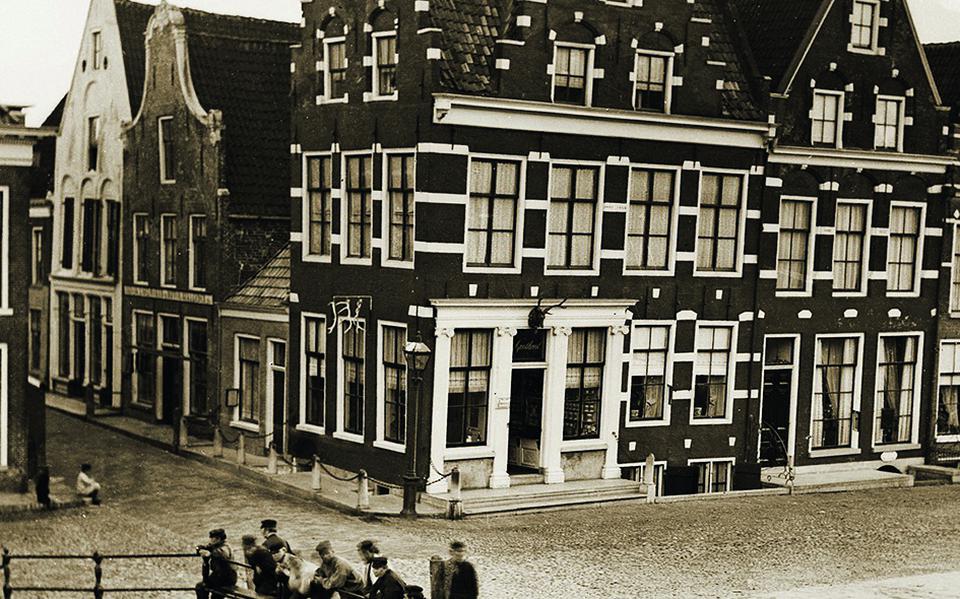  Dokkumer apotheek aan De Zijl, omstreeks 1900. 