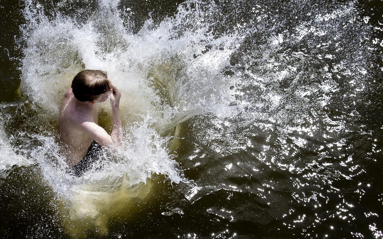 Spring niet zomaar in het water, waarschuwt de KNRM, het kan nog koud zijn. 