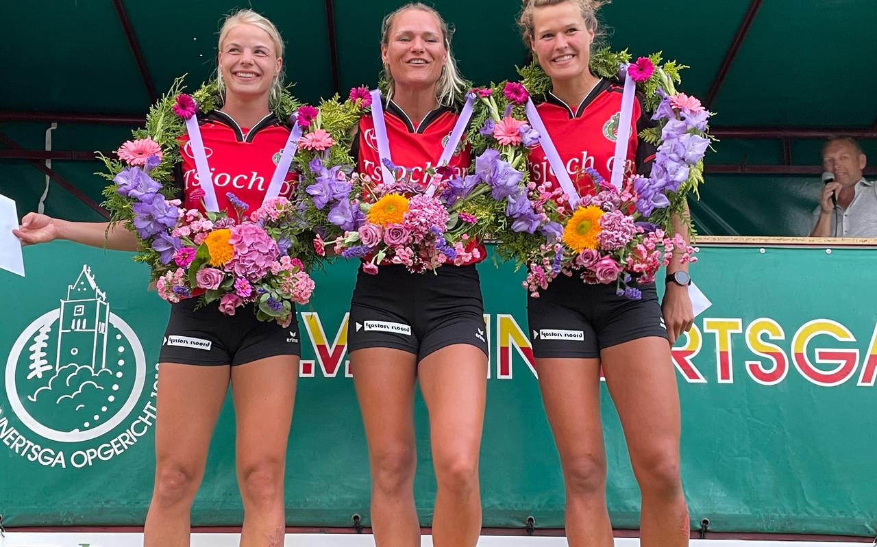 Manon Scheepstra (rechts) viert de overwinning in Minnertsga samen met Marrit Zeinstra (links) en Nynke Sijbrandij.
