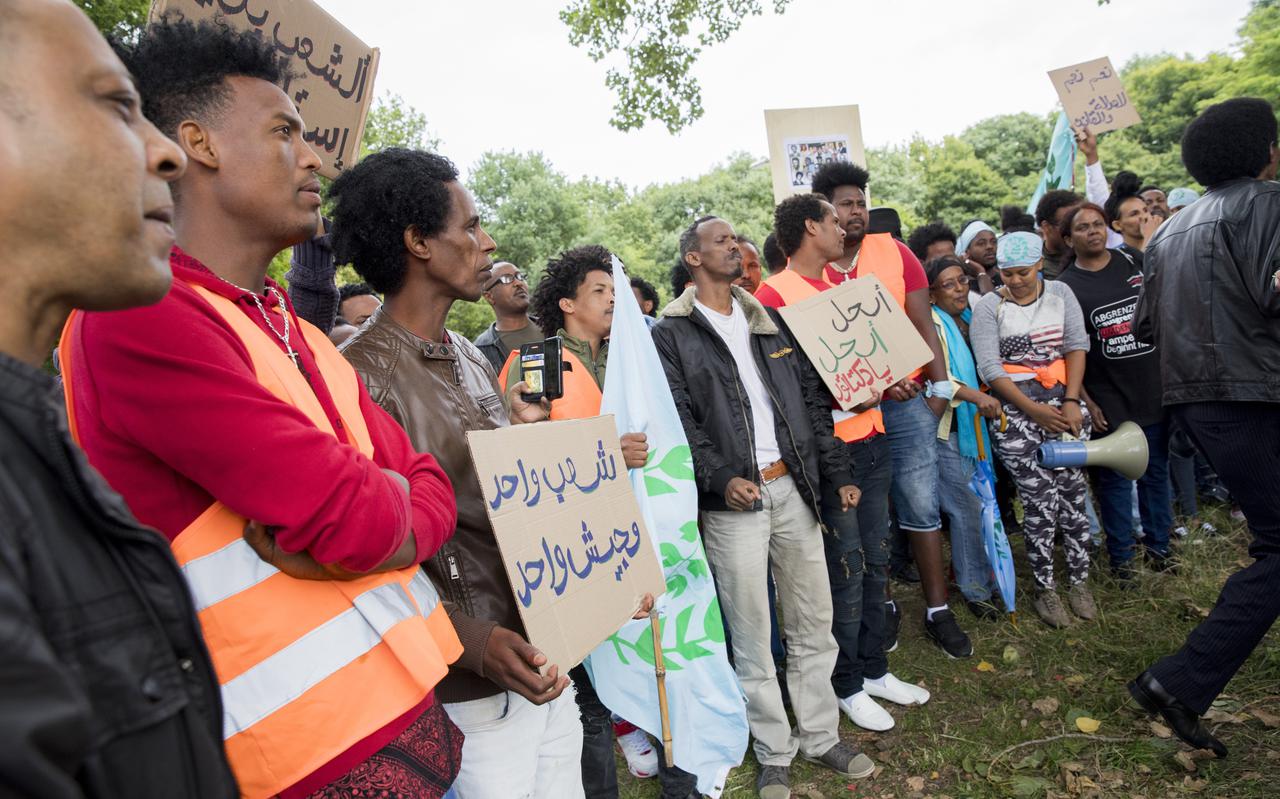 Aanhangers van de Eritrese oppositie in Nederland demonstreren in 2017 in Rijswijk bij het Eritrea Holland Festival. Er werd toen al gevreesd dat er mogelijk hoge politieke functionarissen uit het Afrikaanse land bij het evenement aanwezig zouden zijn om mensen te ronselen. 