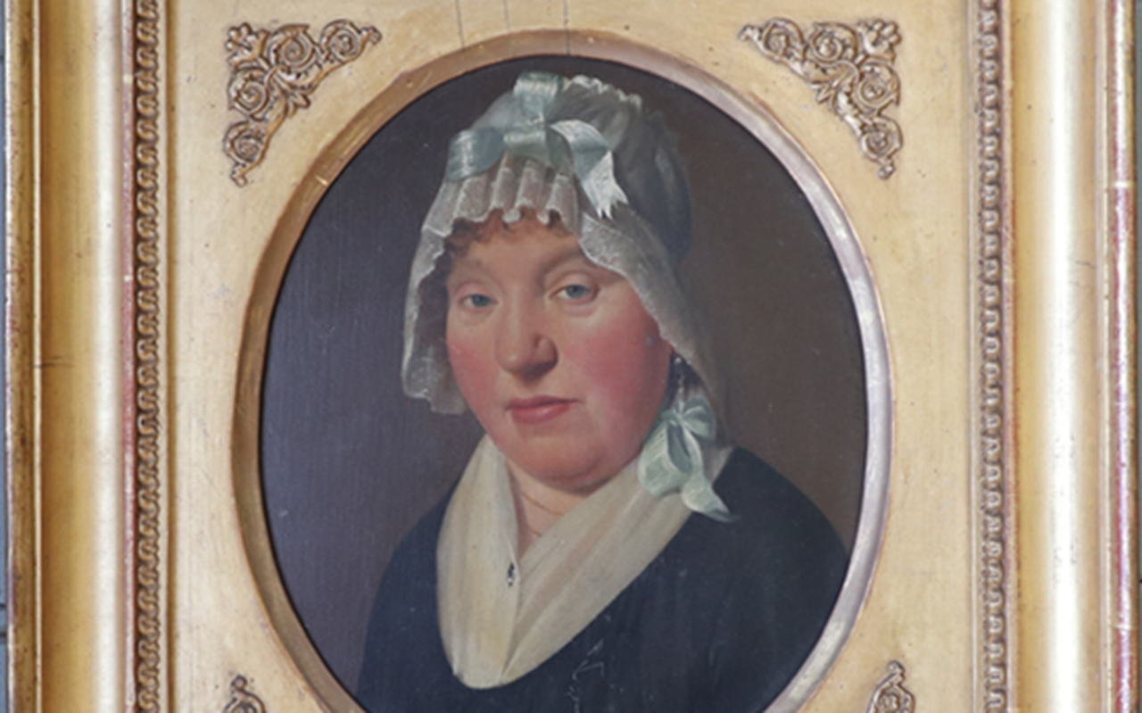 Het verloren gewaande portretje van een dame door Aldert Jacobs van der Poort, te zien in het Fries Landbouwmuseum. 