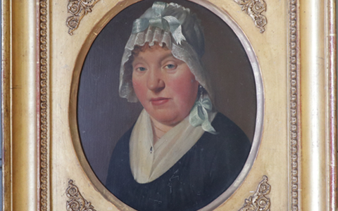 Het verloren gewaande portretje van een dame door Aldert Jacobs van der Poort, te zien in het Fries Landbouwmuseum. 