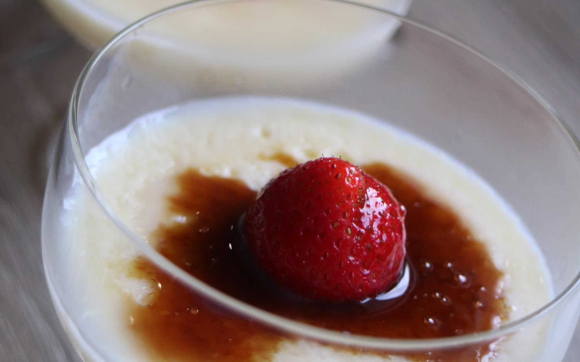Koffiesaus voor over pudding of ijs. Herinneringen aan de koffiesorbet die je vroeger kon bestellen 