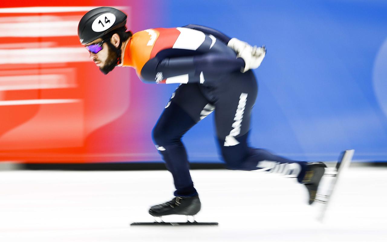Sjinkie Knegt in actie tijdens de voorronde van de 1000 meter, waarin hij opnieuw tegen een straf zou aanlopen.  
