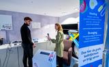 Gezondheidsfestival in De Harmonie in Leeuwarden. In de stand van De Gezonde Huiskamer doen Dano Buist, student Sport en Bewegen en docente Marrit de Jong van het Friesland College metingen.