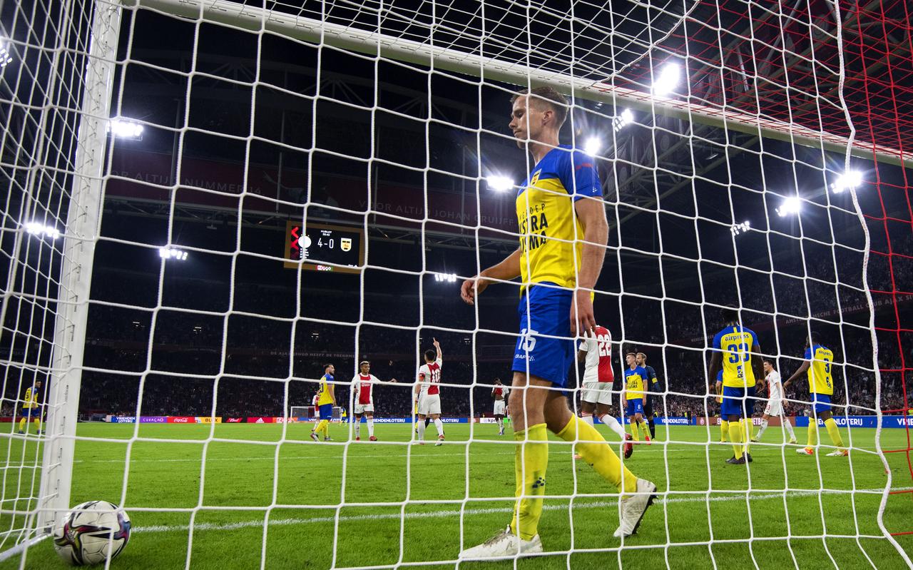 Marco Tol haalt de bal uit het doel na de 5-0 van Dusan Tadic. Marco Tol haalt de bal uit het doel na de 5-0 van Dusan Tadic.