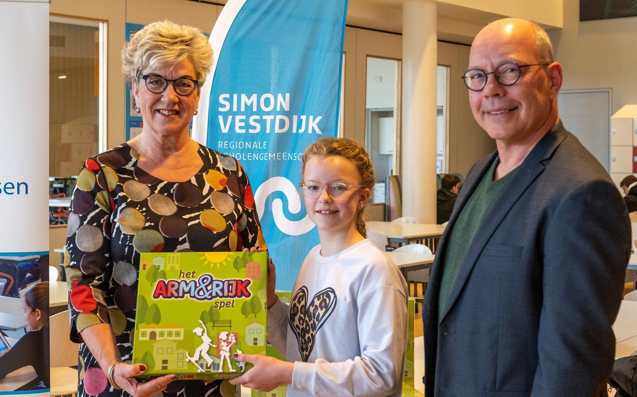 Wethouder Nel Haarsma geeft het Arm & Rijkspel aan RSG Simon Vestdijk Franeker. Rechts op de foto: Sydo de Jong, directeur van de school. 
