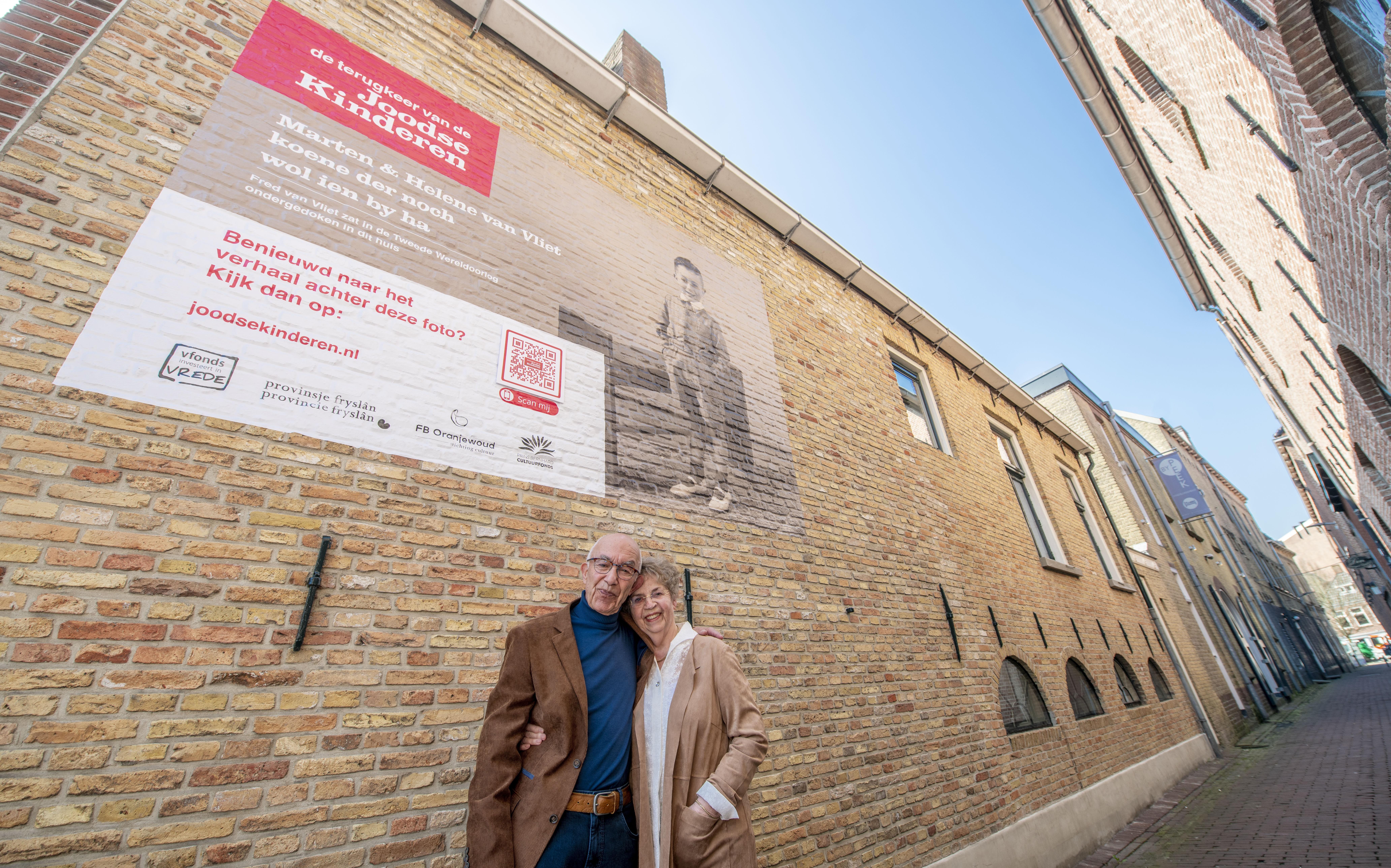 31-03-2021
Fred van Vliet met zijn vrouw Trees bij de onthulling van zijn foto aan de zijgevel van Singel 29 in Sneek, waar hij de oorlog overleefde als onderduikkind. 31-03-2021
Fred van Vliet met zijn vrouw Trees bij de onthulling van zijn foto aan de zijgevel van Singel 29 in Sneek, waar hij de oorlog overleefde als onderduikkind.