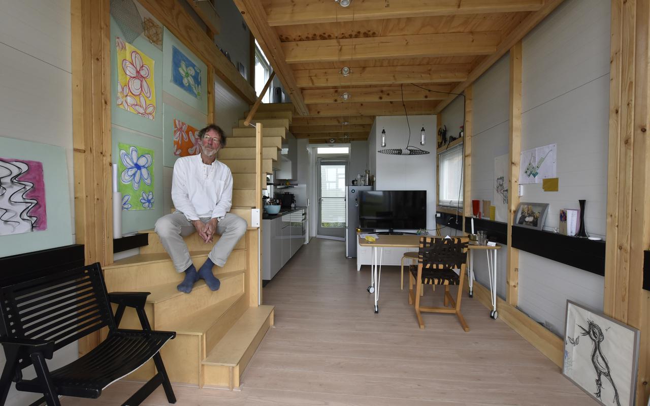 Johan Kok in zijn tiny house. 