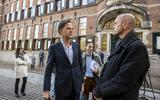 VVD-leider Mark Rutte wordt door een actievoerder aangesproken bij aankomst bij het provinciehuis van Groningen.