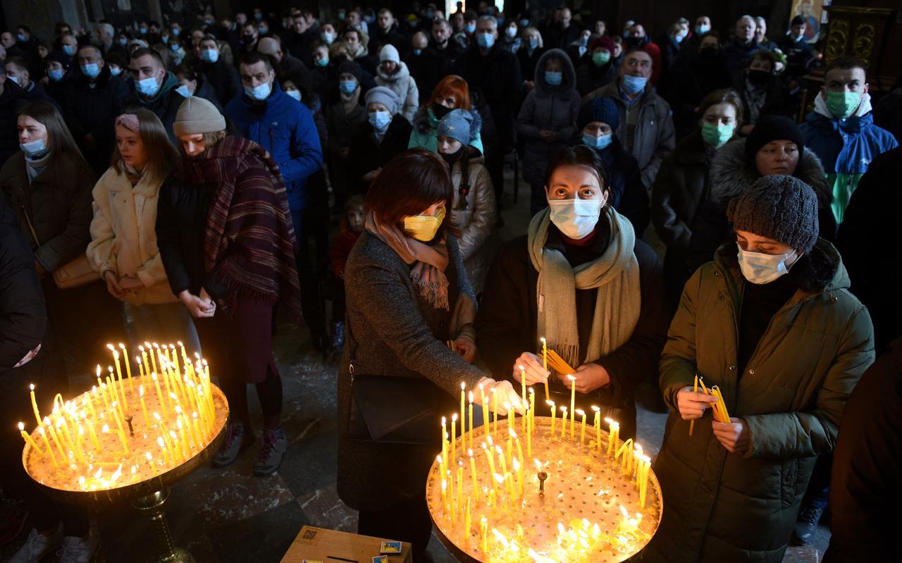Gelovigen in de Oekraïense stad Lviv bidden samen. Gelovigen in de Oekraïense stad Lviv bidden samen.