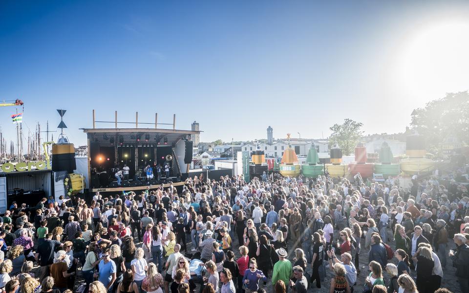 Het optreden van het Broken Brass ensemble op de eerste dag van het Oerol festival in 2022.